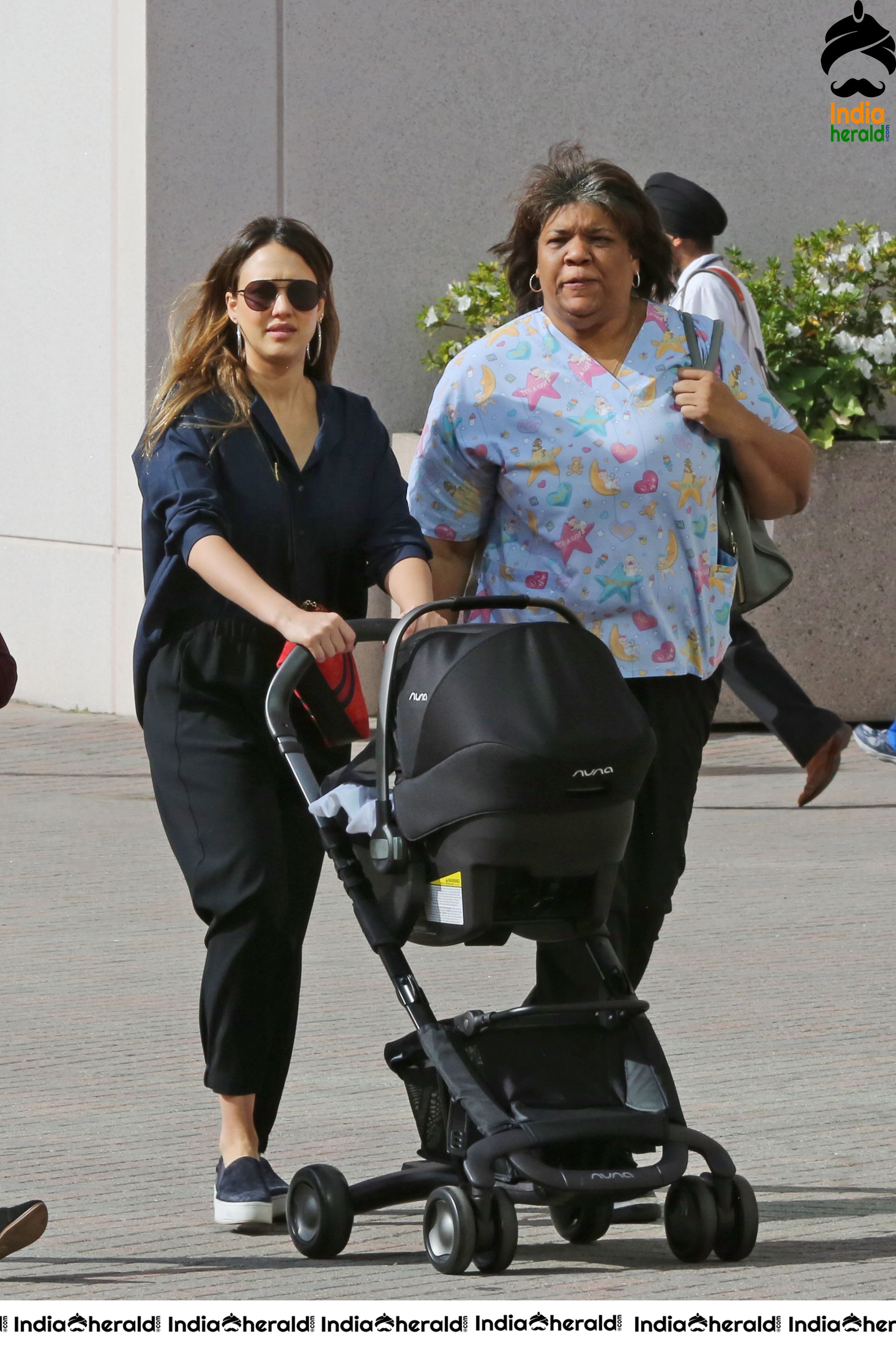 Jessica Alba Visiting a doctors office in LA Set 1