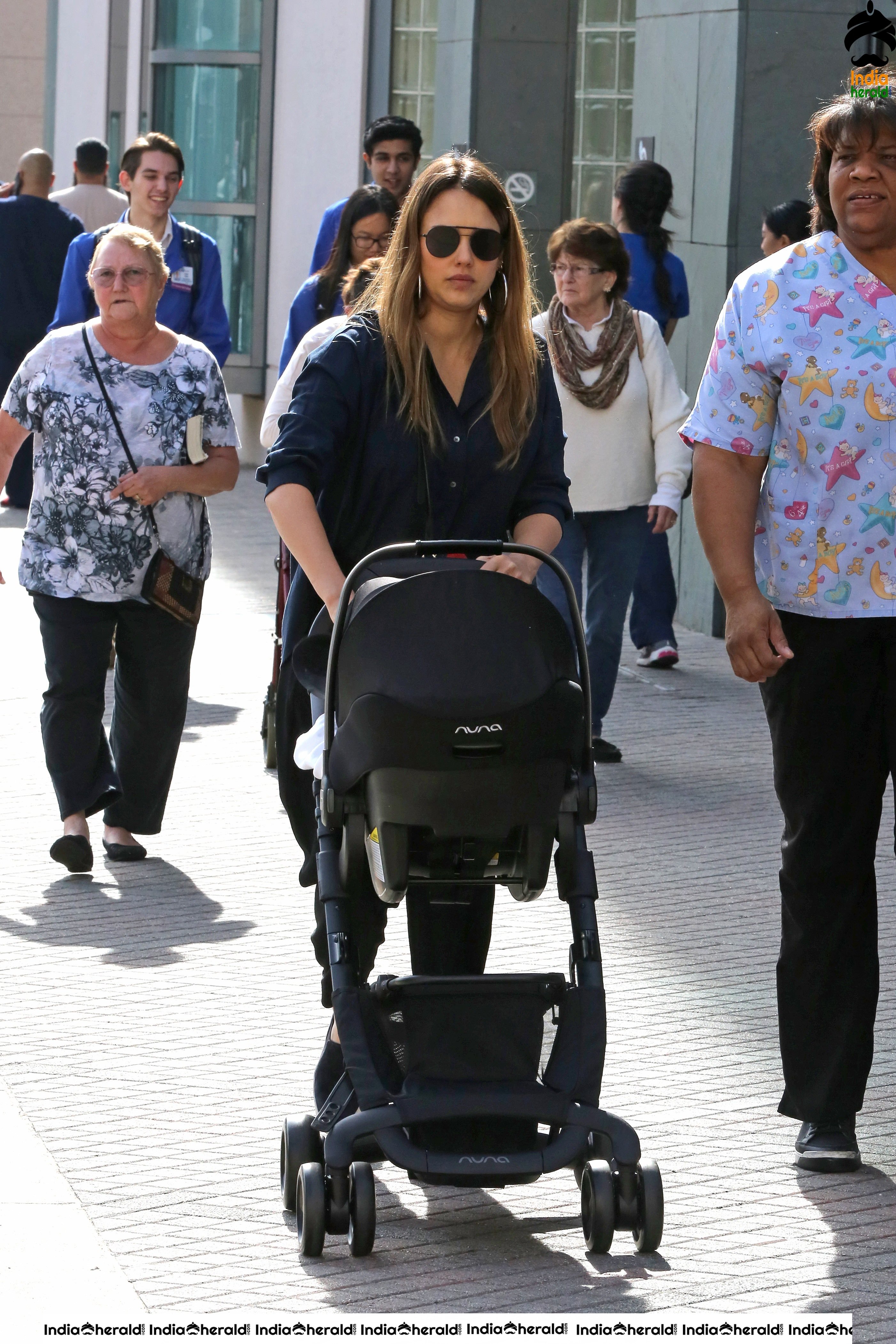 Jessica Alba Visiting a doctors office in LA Set 1