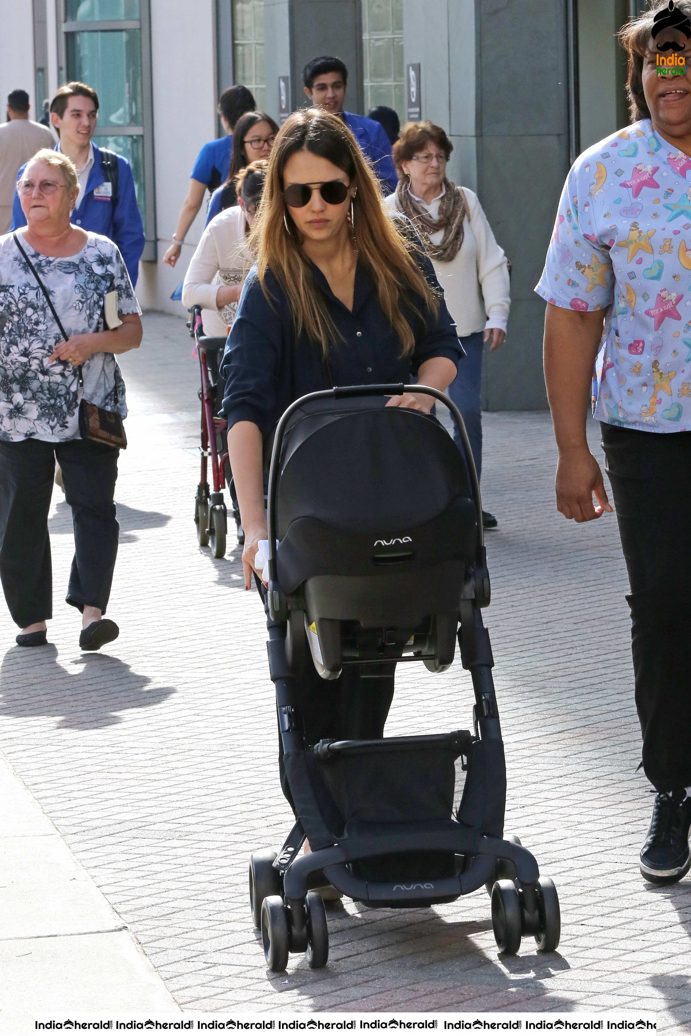 Jessica Alba Visiting a doctors office in LA Set 1