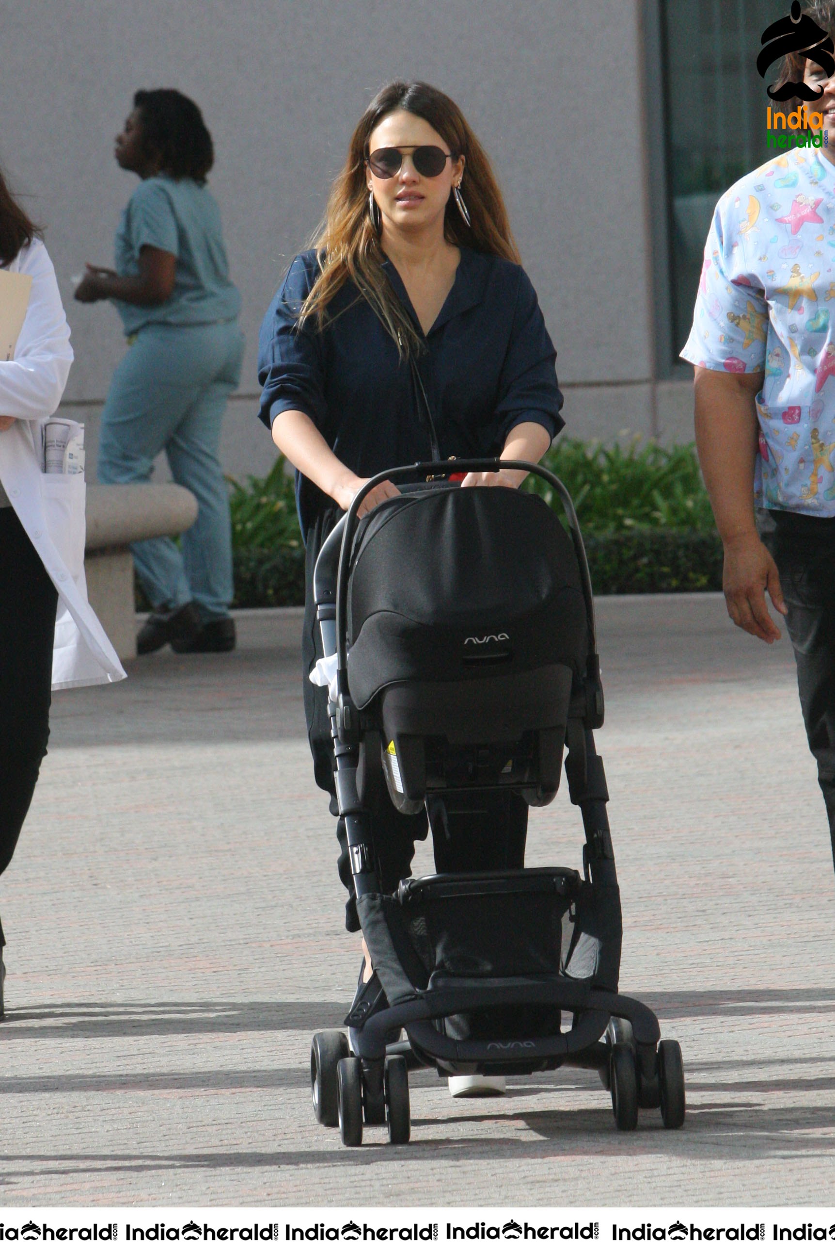 Jessica Alba Visiting a doctors office in LA Set 2