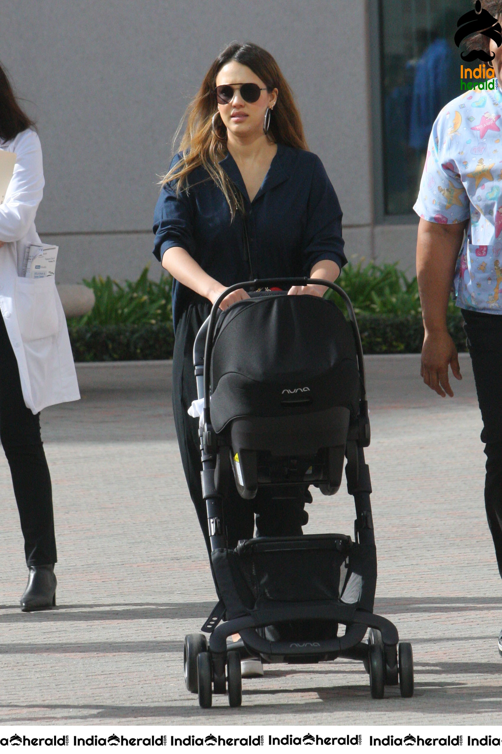 Jessica Alba Visiting a doctors office in LA Set 2