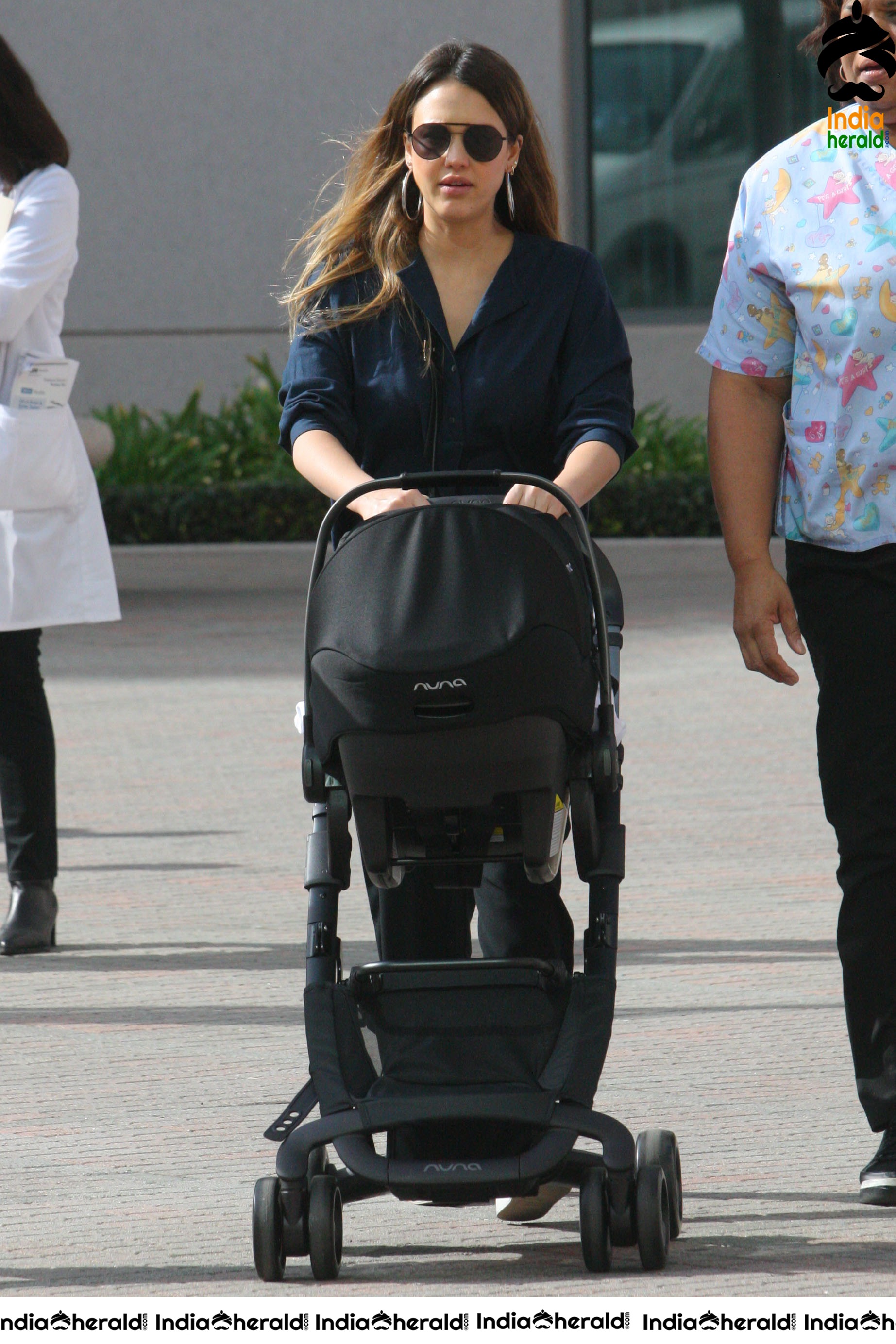 Jessica Alba Visiting a doctors office in LA Set 2