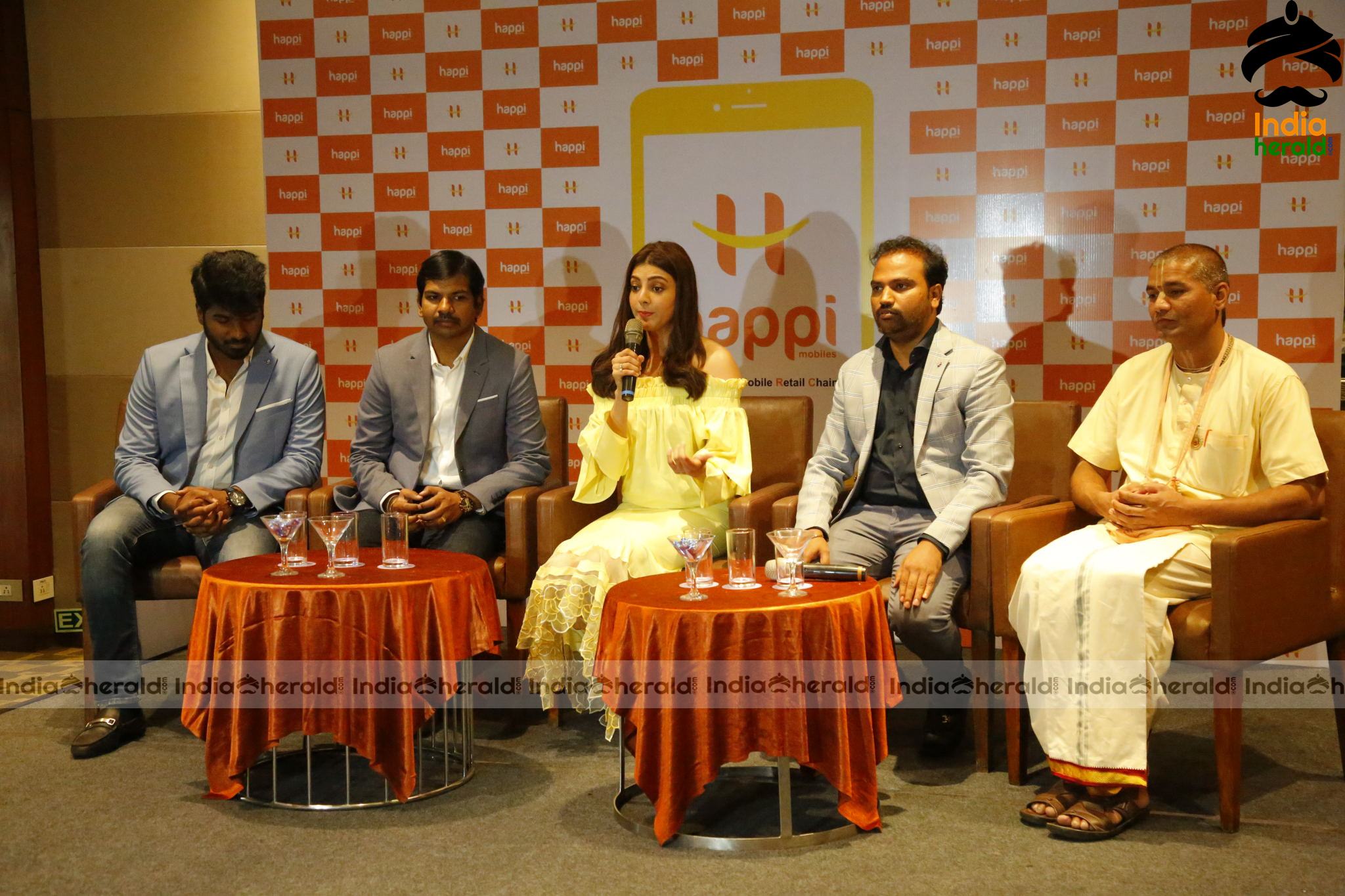 Kajal Aggarwal at Grand Launch of HAPPI MOBILES 57th Store at Vizag Set 5