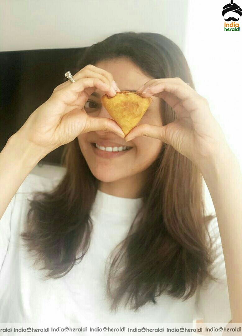 Kajal Aggarwal does samosa in her quarantine
