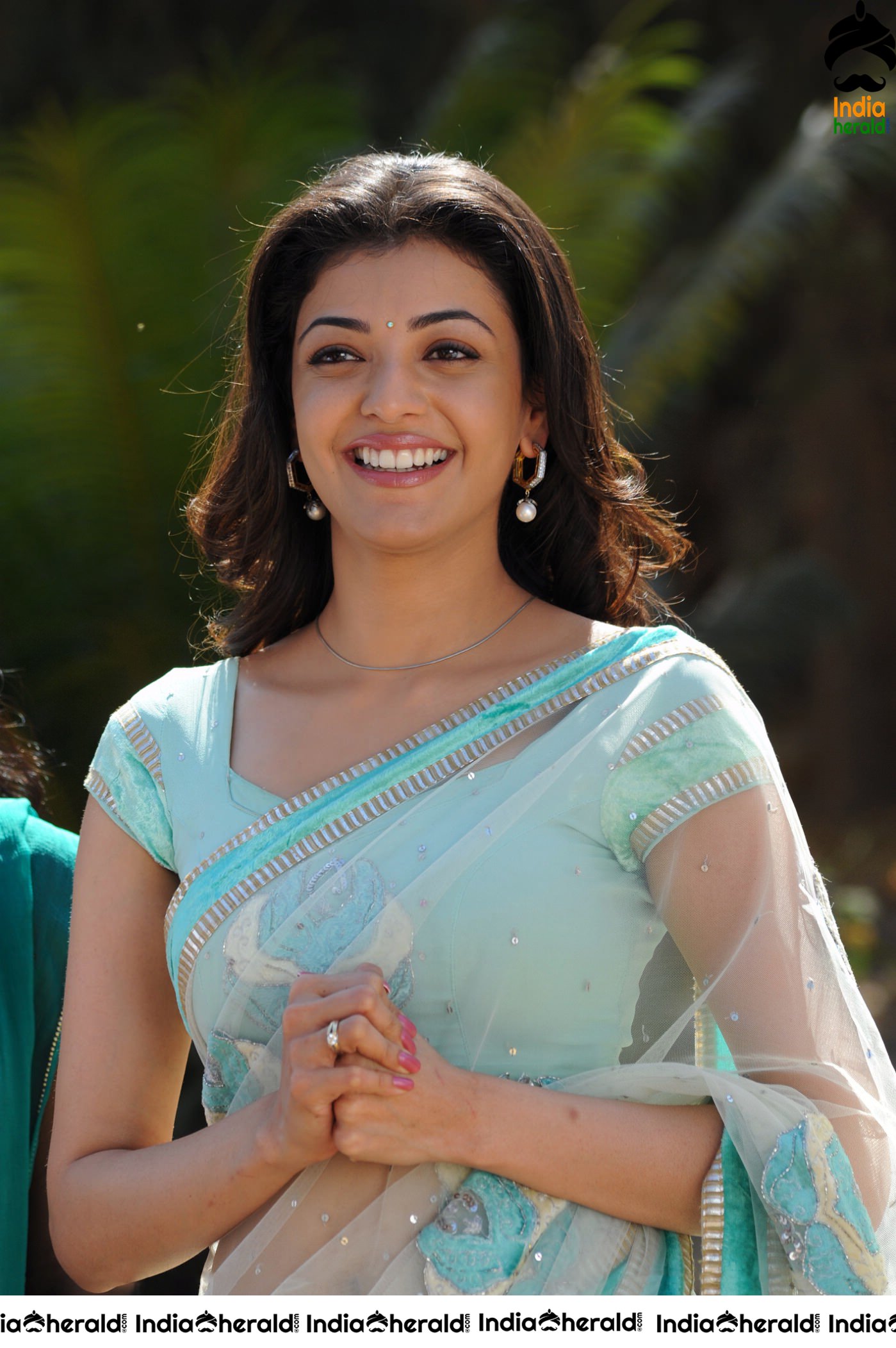 Kajal Aggarwal Flaunts her Flat Tummy and Sexy Navel in Saree Set 1