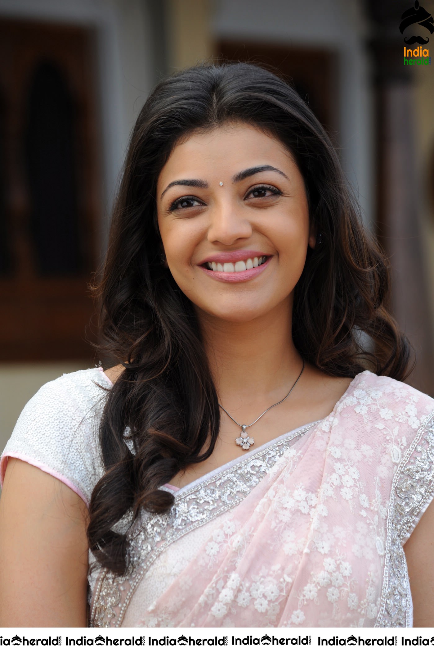 Kajal Aggarwal Flaunts her Flat Tummy and Sexy Navel in Saree Set 1