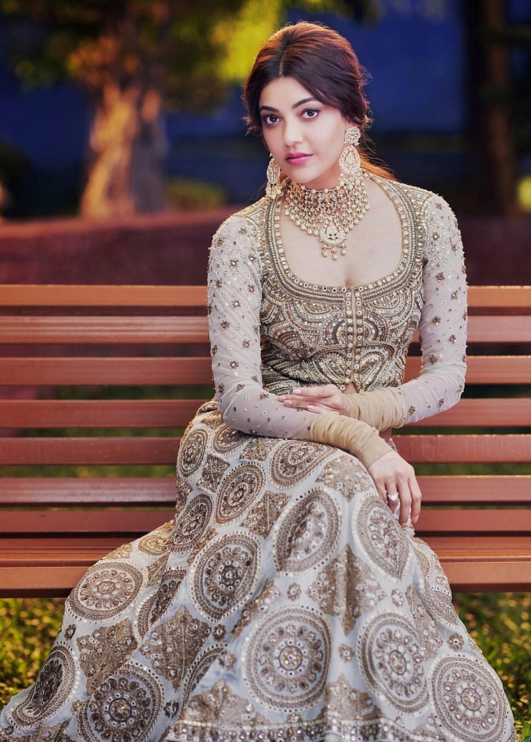 Kajal Aggarwal Hot Chubby Hip and Navel Show for Poorvika Mobiles Ad