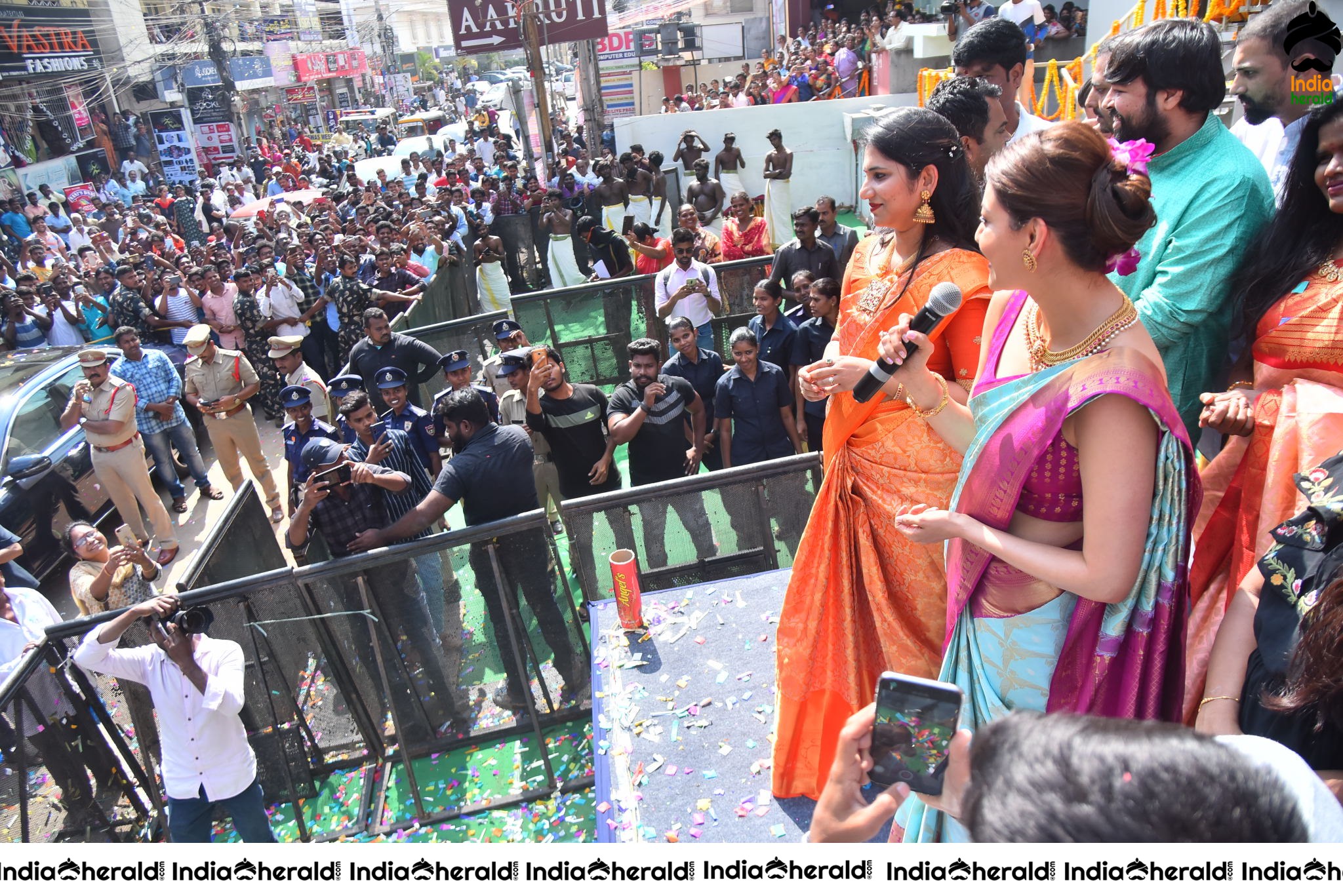 Kajal Aggarwal Hot Hip and Navel Show in Saree at the Launch of Vidhatri Shopping Mall Set 2