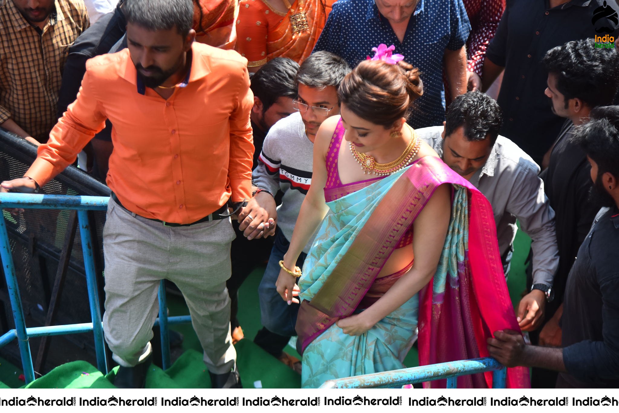 Kajal Aggarwal Hot Hip and Navel Show in Saree at the Launch of Vidhatri Shopping Mall Set 2