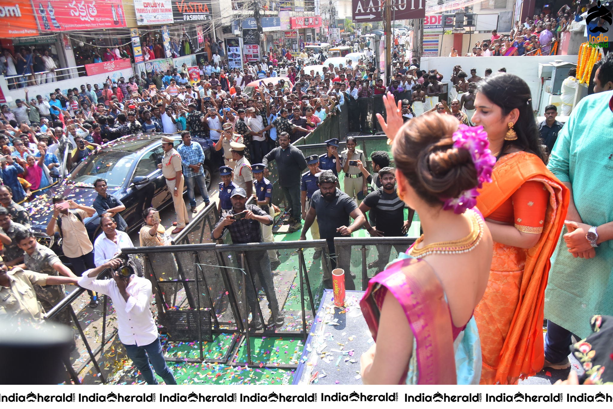 Kajal Aggarwal Hot Hip and Navel Show in Saree at the Launch of Vidhatri Shopping Mall Set 2