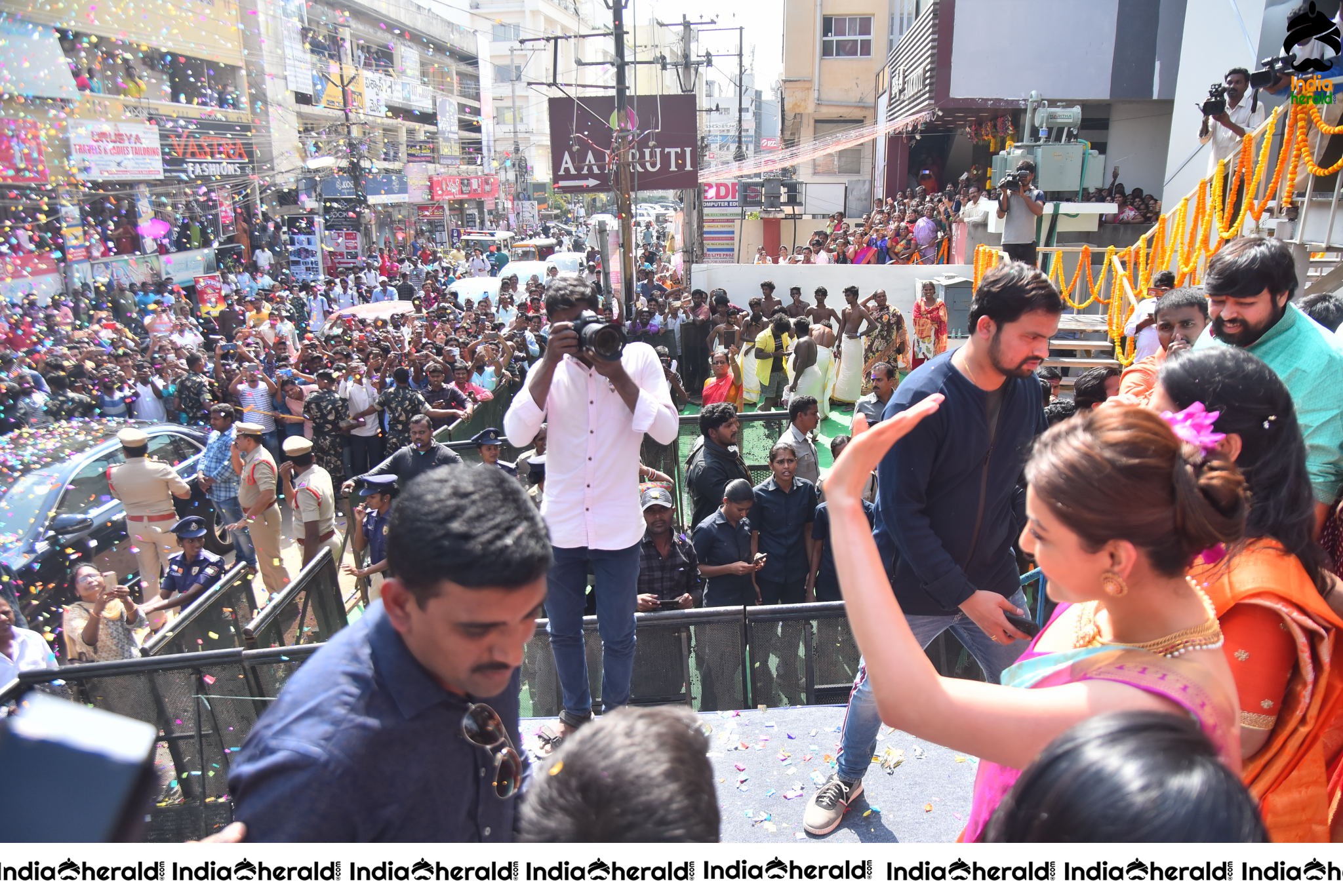 Kajal Aggarwal Hot Hip and Navel Show in Saree at the Launch of Vidhatri Shopping Mall Set 2