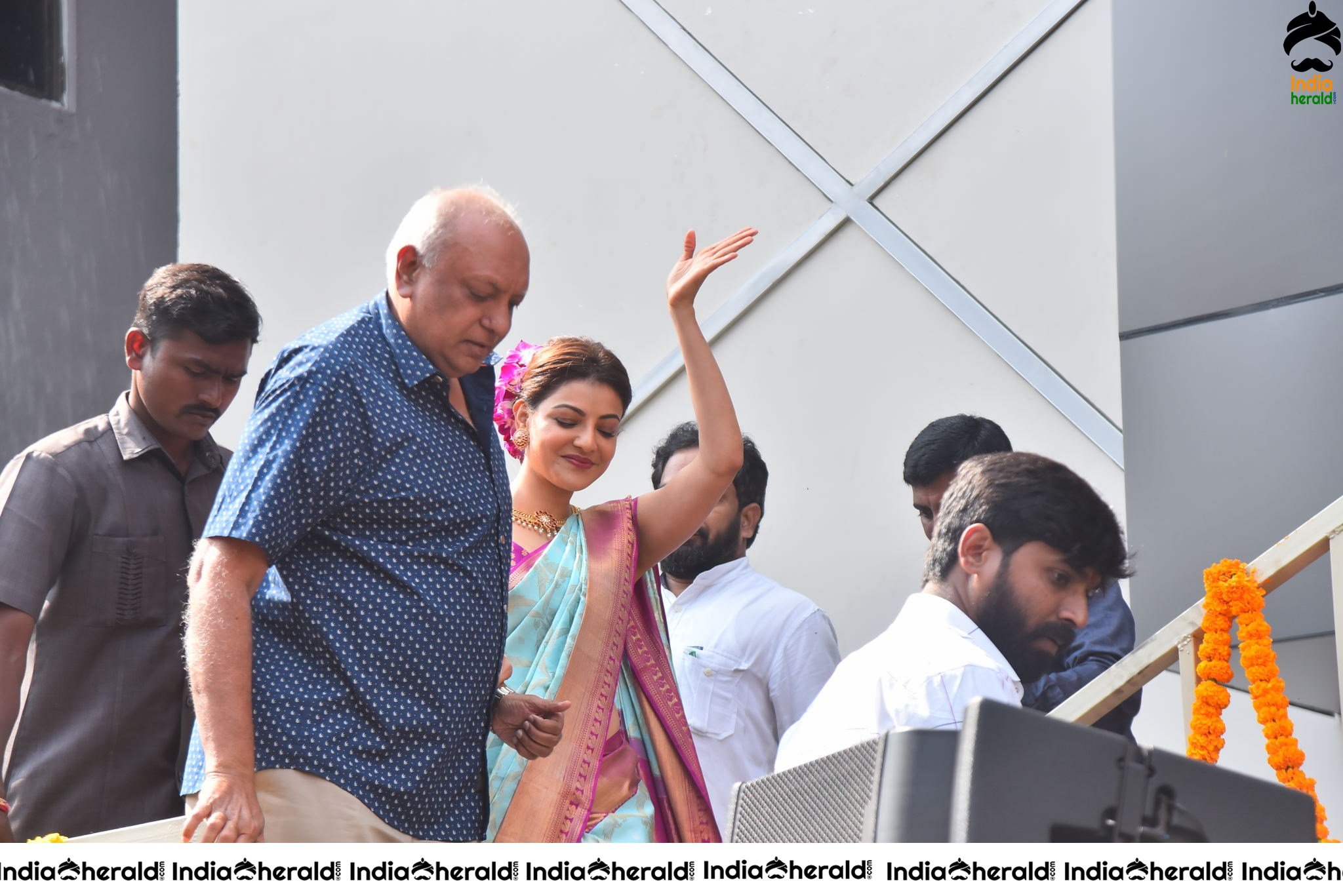 Kajal Aggarwal Hot Hip and Navel Show in Saree at the Launch of Vidhatri Shopping Mall Set 3