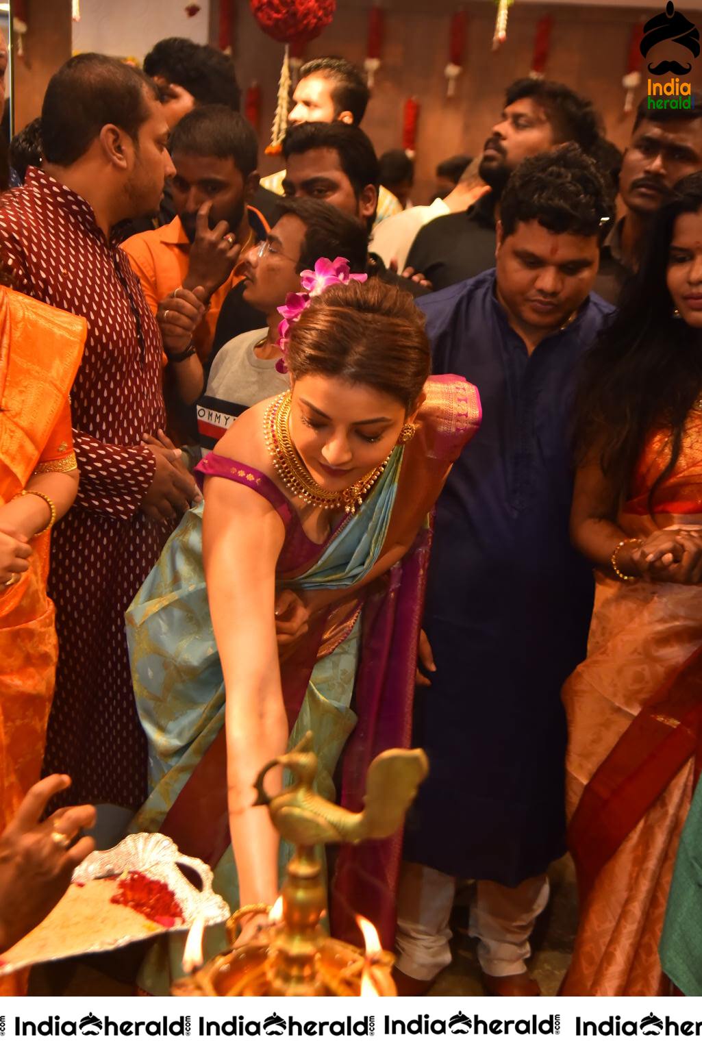 Kajal Aggarwal Hot Hip and Navel Show in Saree at the Launch of Vidhatri Shopping Mall Set 4