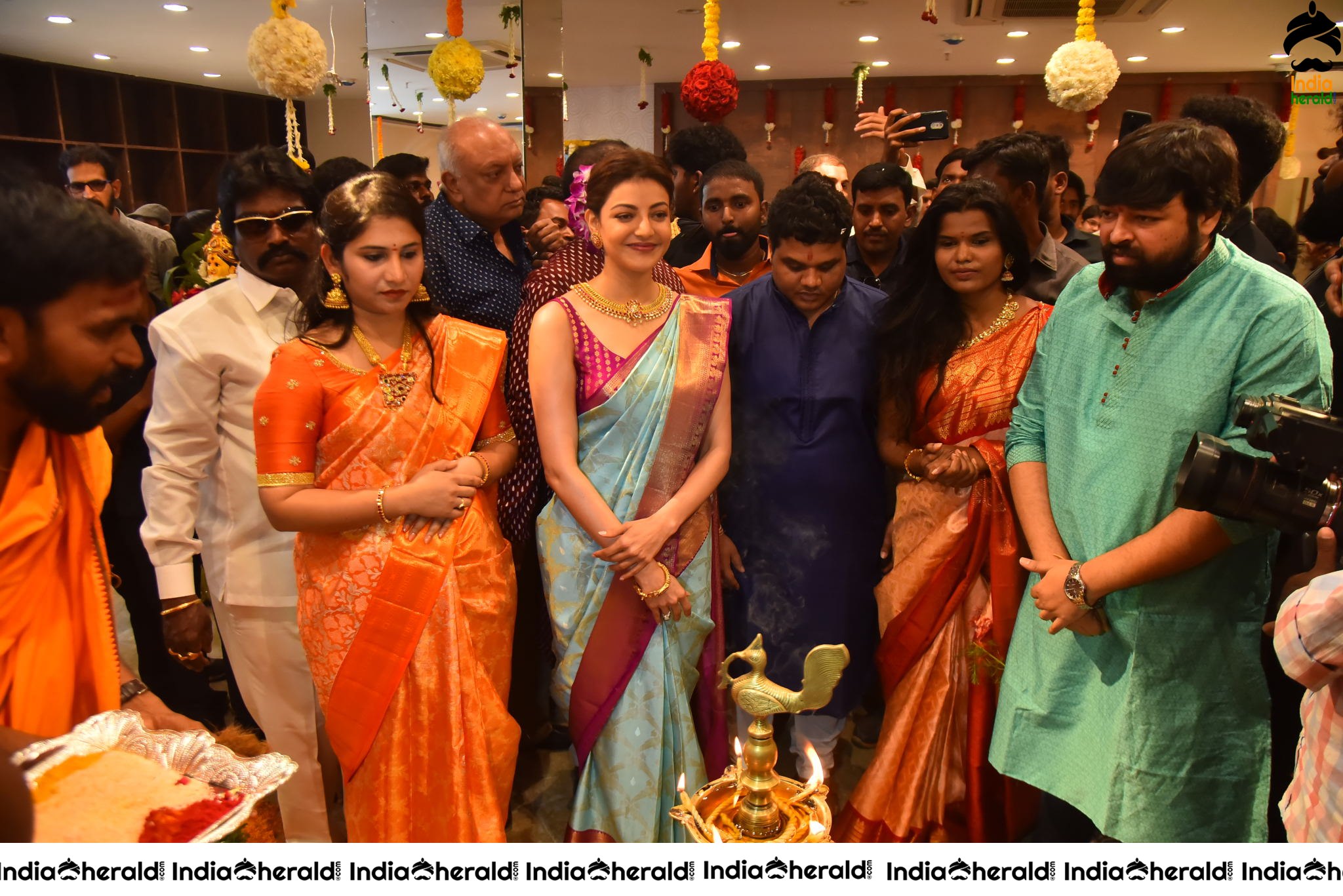 Kajal Aggarwal Hot Hip and Navel Show in Saree at the Launch of Vidhatri Shopping Mall Set 5