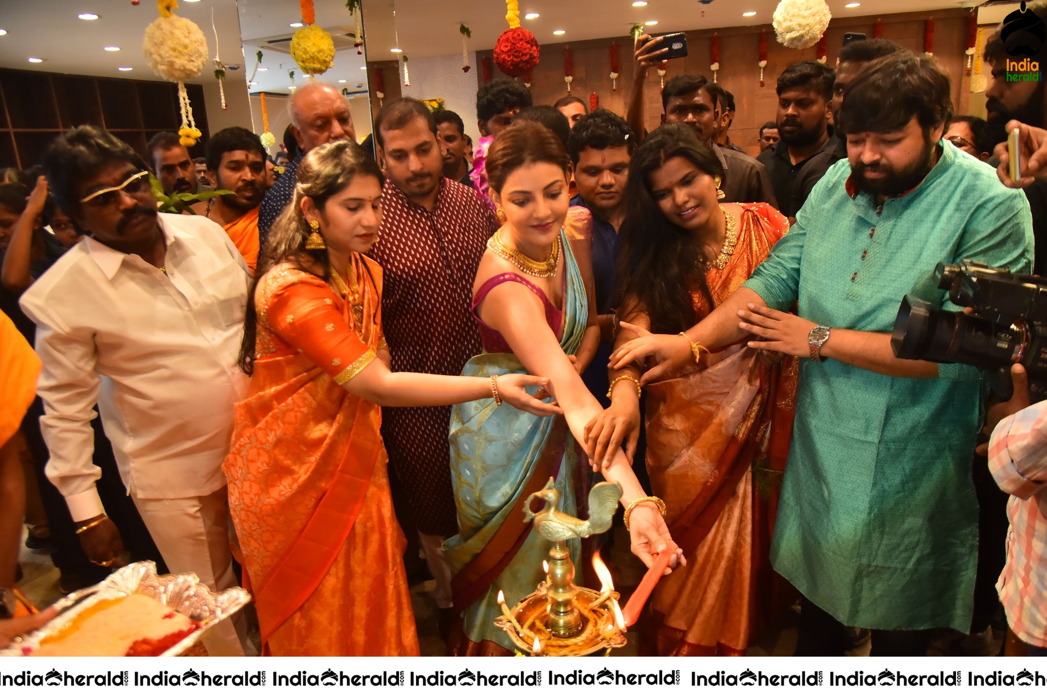 Kajal Aggarwal Hot Hip and Navel Show in Saree at the Launch of Vidhatri Shopping Mall Set 5