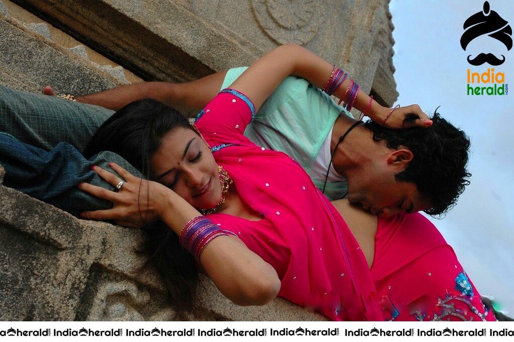 Kajal Aggarwal Hot Waist and Navel Enjoyed by Hero in Saree and it is too HOT Set 1