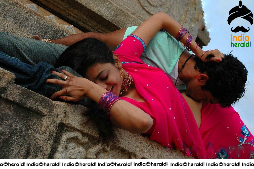 Kajal Aggarwal Hot Waist and Navel Enjoyed by Hero in Saree and it is too HOT Set 1