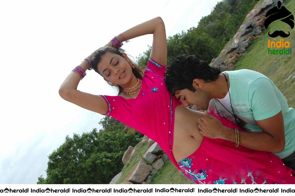Kajal Aggarwal Hot Waist and Navel Enjoyed by Hero in Saree and it is too HOT Set 1