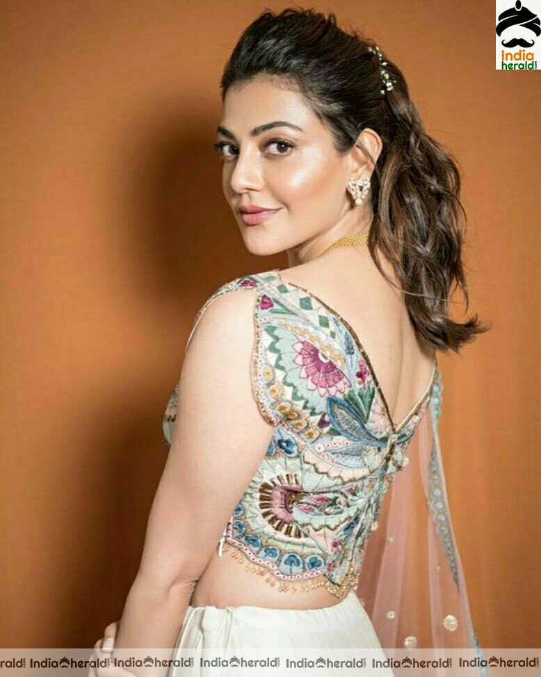 Kajal Aggarwal hot waist revealing photos in butterfly blouse