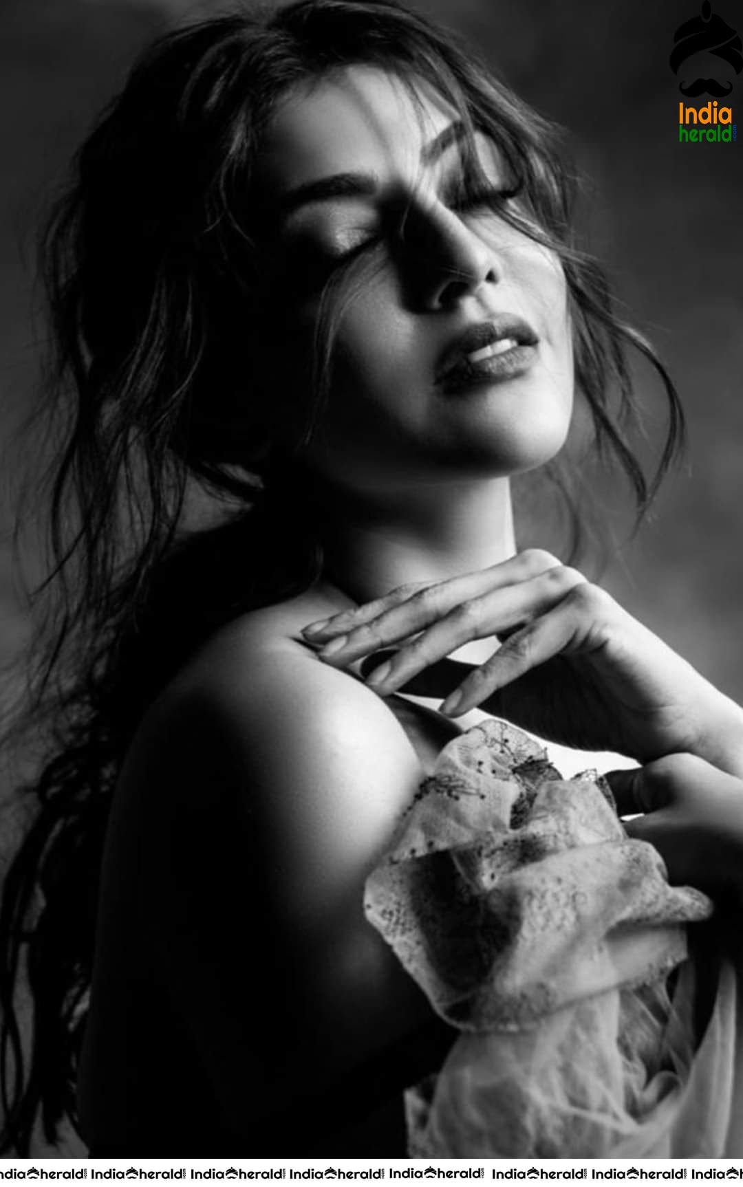 Kajal Aggarwal Hottest Midriff Navel and Cleavage Exposing Hot Photos Collection Set 2