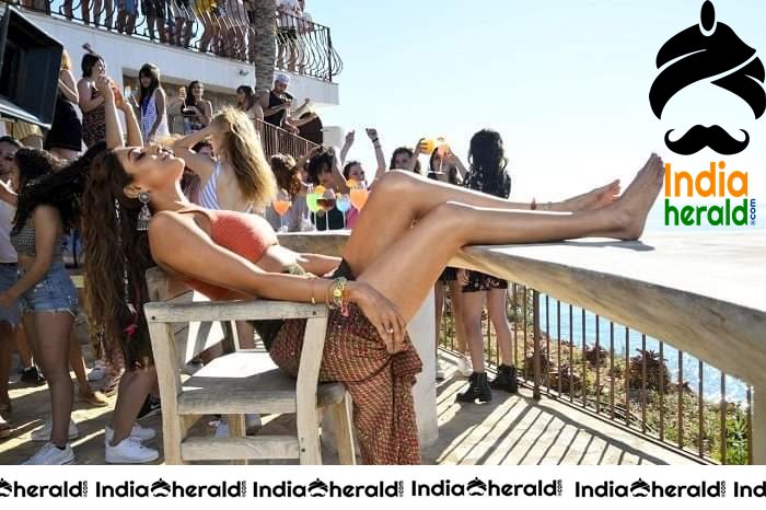 Kajal Aggarwal Hottest Midriff Navel and Cleavage Exposing Hot Photos Collection Set 5