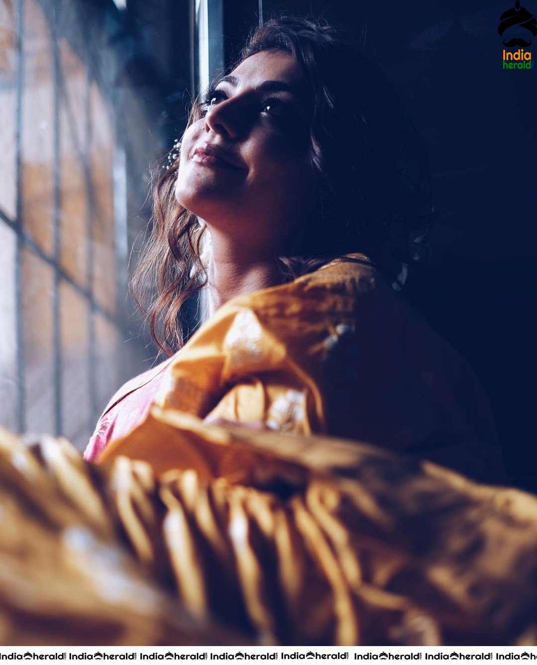 Kajal Aggarwal Latest Hot Photos exposing her Hip in the Dark