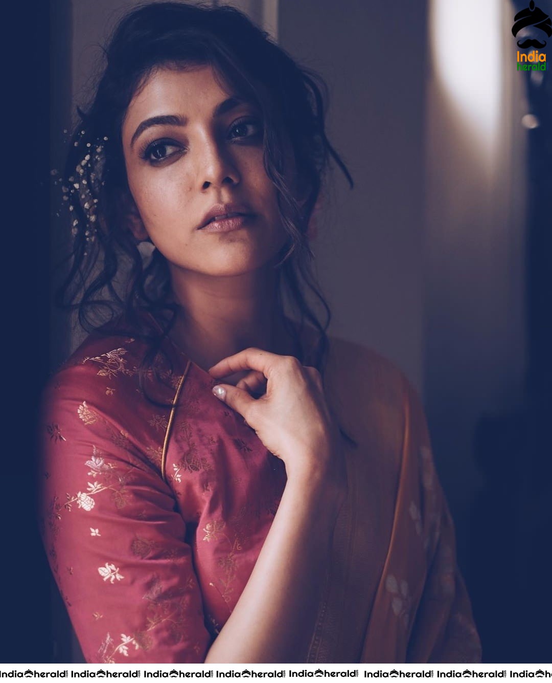 Kajal Aggarwal Latest Hot Photos exposing her Hip in the Dark
