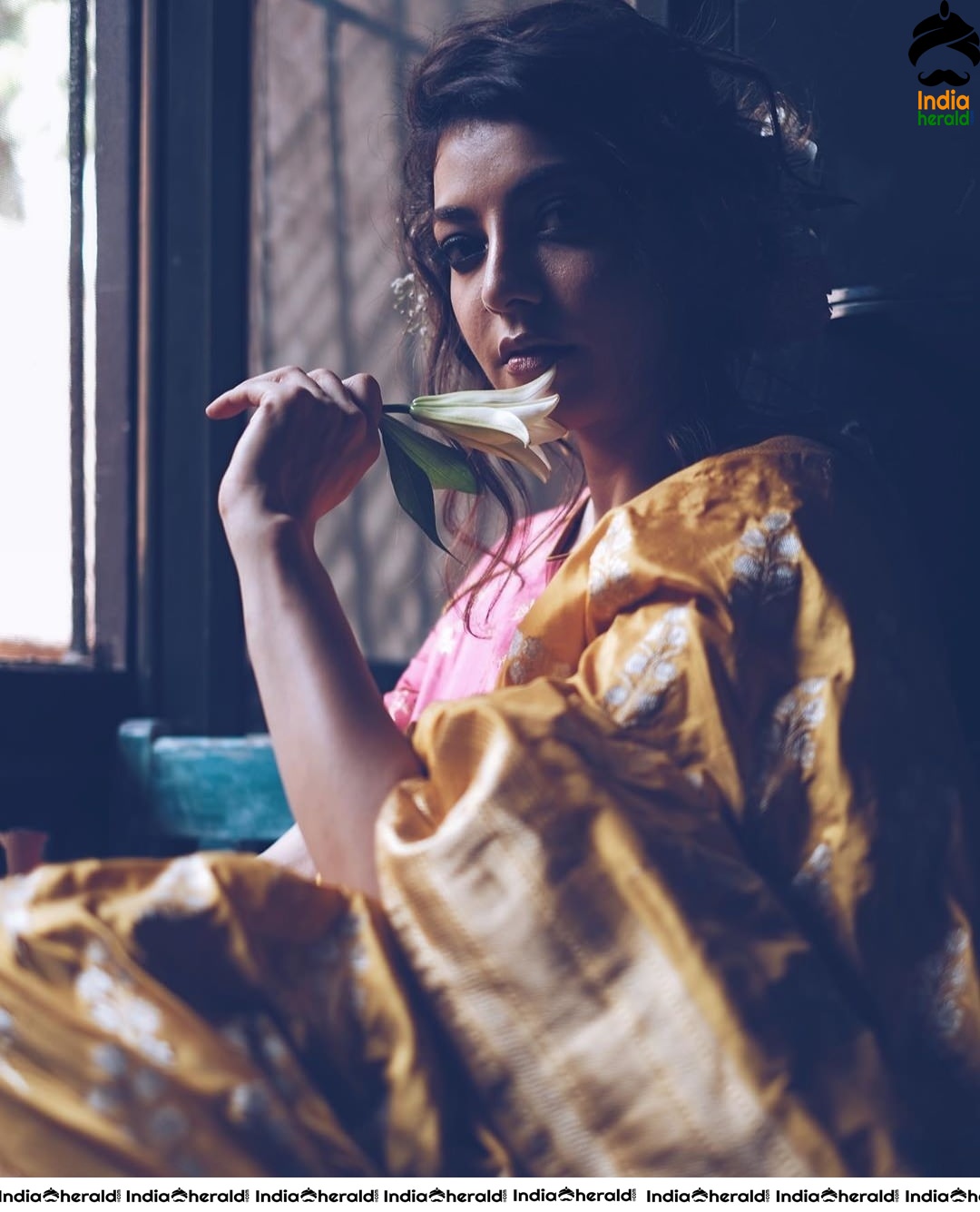 Kajal Aggarwal Latest Hot Photos exposing her Hip in the Dark