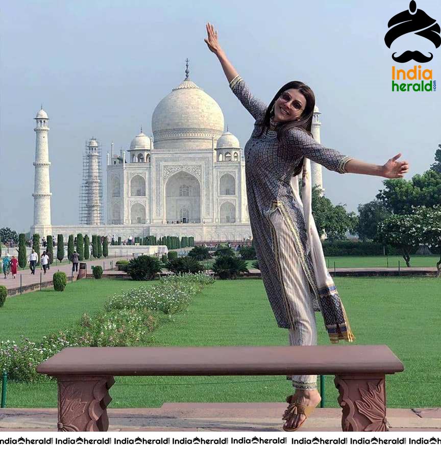 Kajal Aggarwal Showing Symbol Of Love Before Taj Mahal