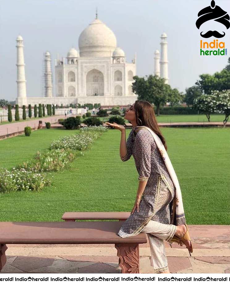 Kajal Aggarwal Showing Symbol Of Love Before Taj Mahal