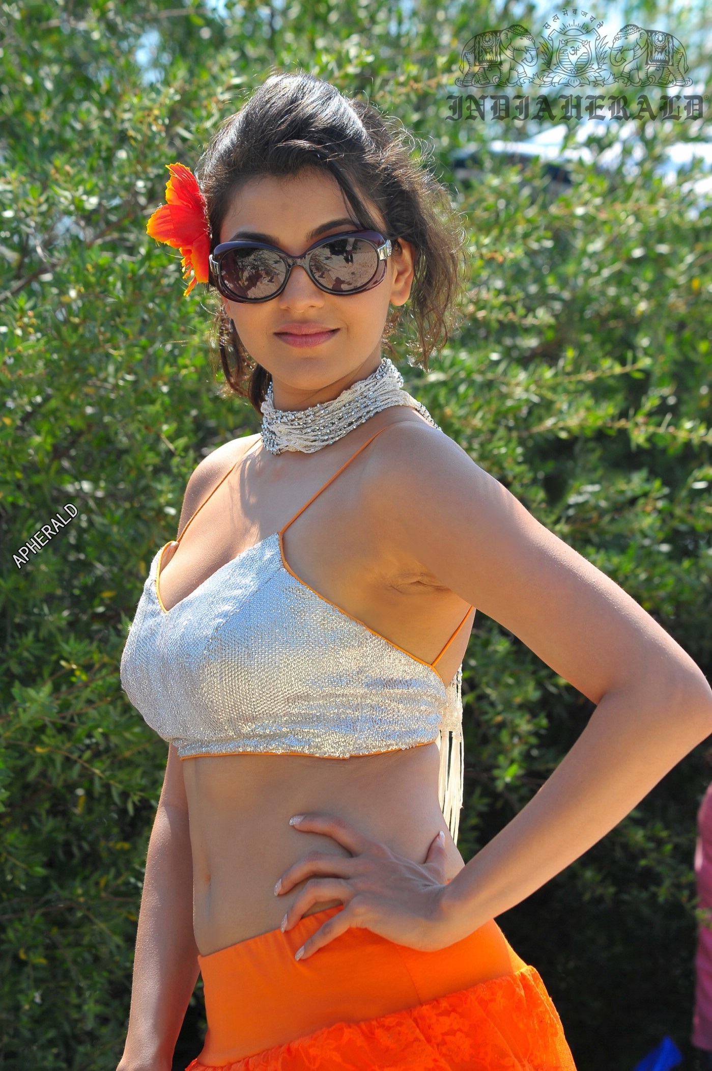 Kajal Aggarwal shows her sexy curves and navel in a Bikini