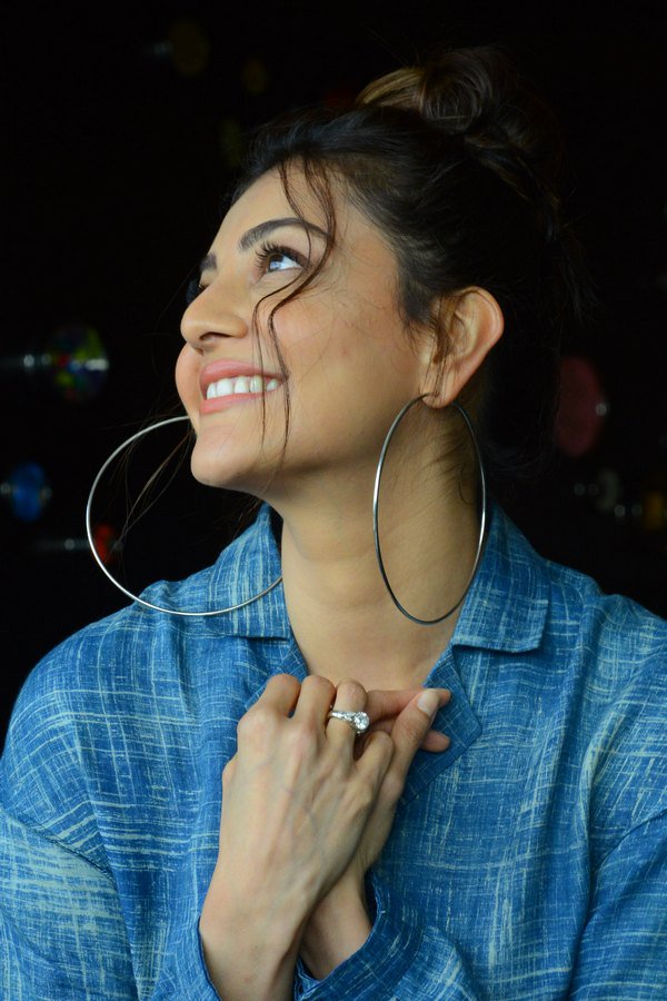 Kajal Aggarwal Shows her Two BIG RINGS