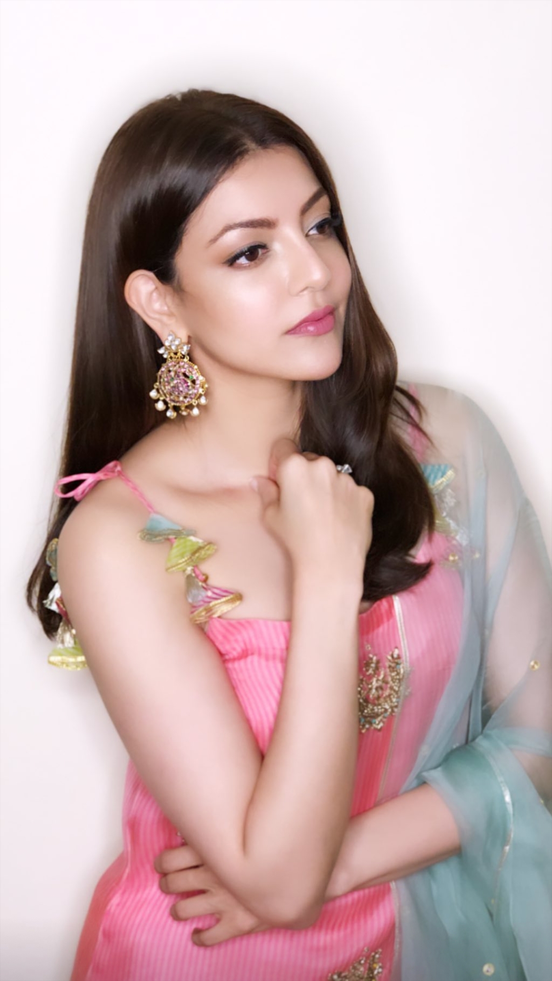 Kajal Aggarwal Too Tempting in Chudi