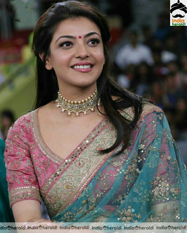 Kajal mesmerizing and seducing in Saree Hot photos