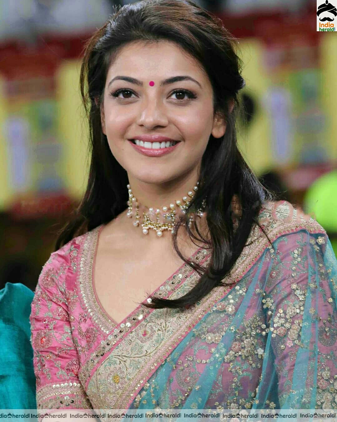 Kajal mesmerizing and seducing in Saree Hot photos