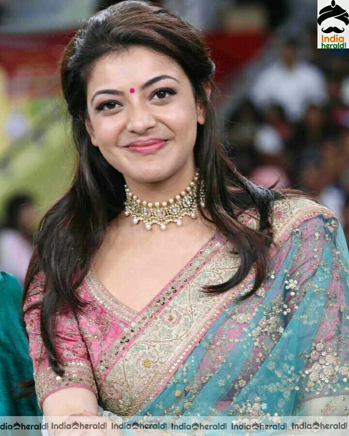 Kajal mesmerizing and seducing in Saree Hot photos