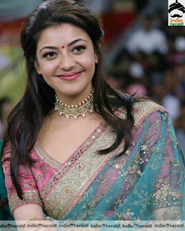 Kajal mesmerizing and seducing in Saree Hot photos