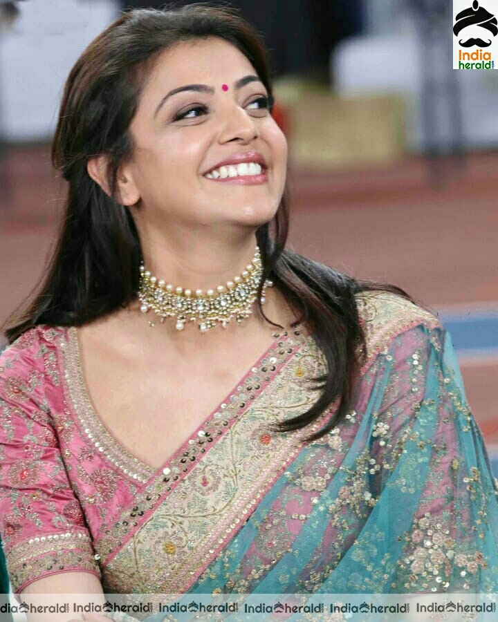 Kajal mesmerizing and seducing in Saree Hot photos