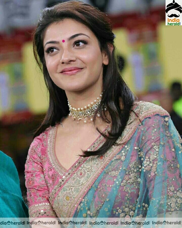 Kajal mesmerizing and seducing in Saree Hot photos