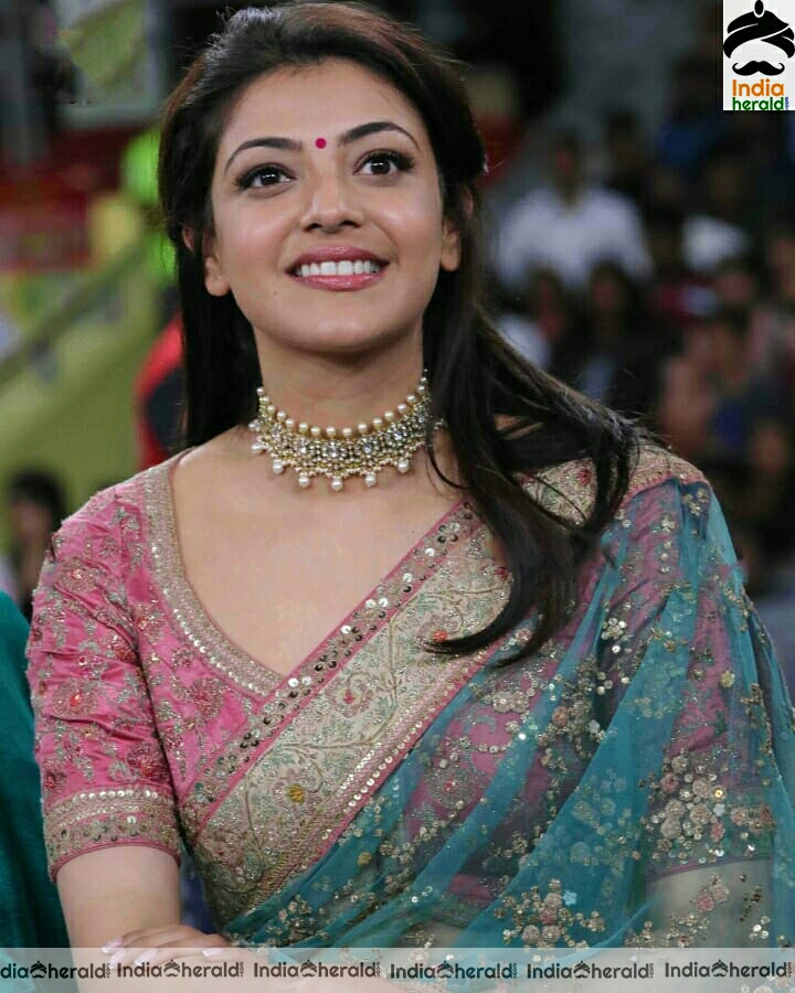 Kajal mesmerizing and seducing in Saree Hot photos