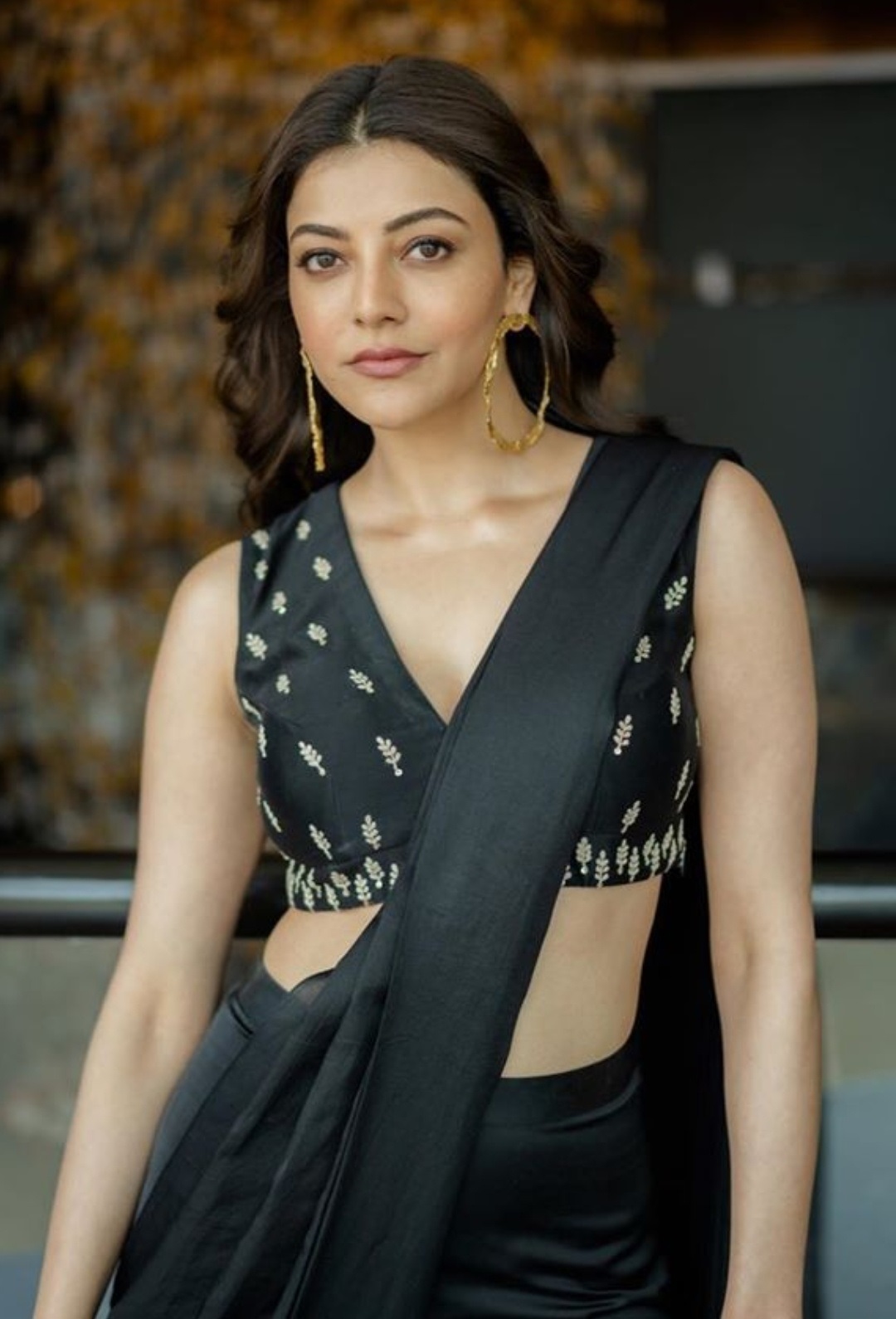 Kajal Shows Off Her Waistline And Gets Hot During Comali Promotions