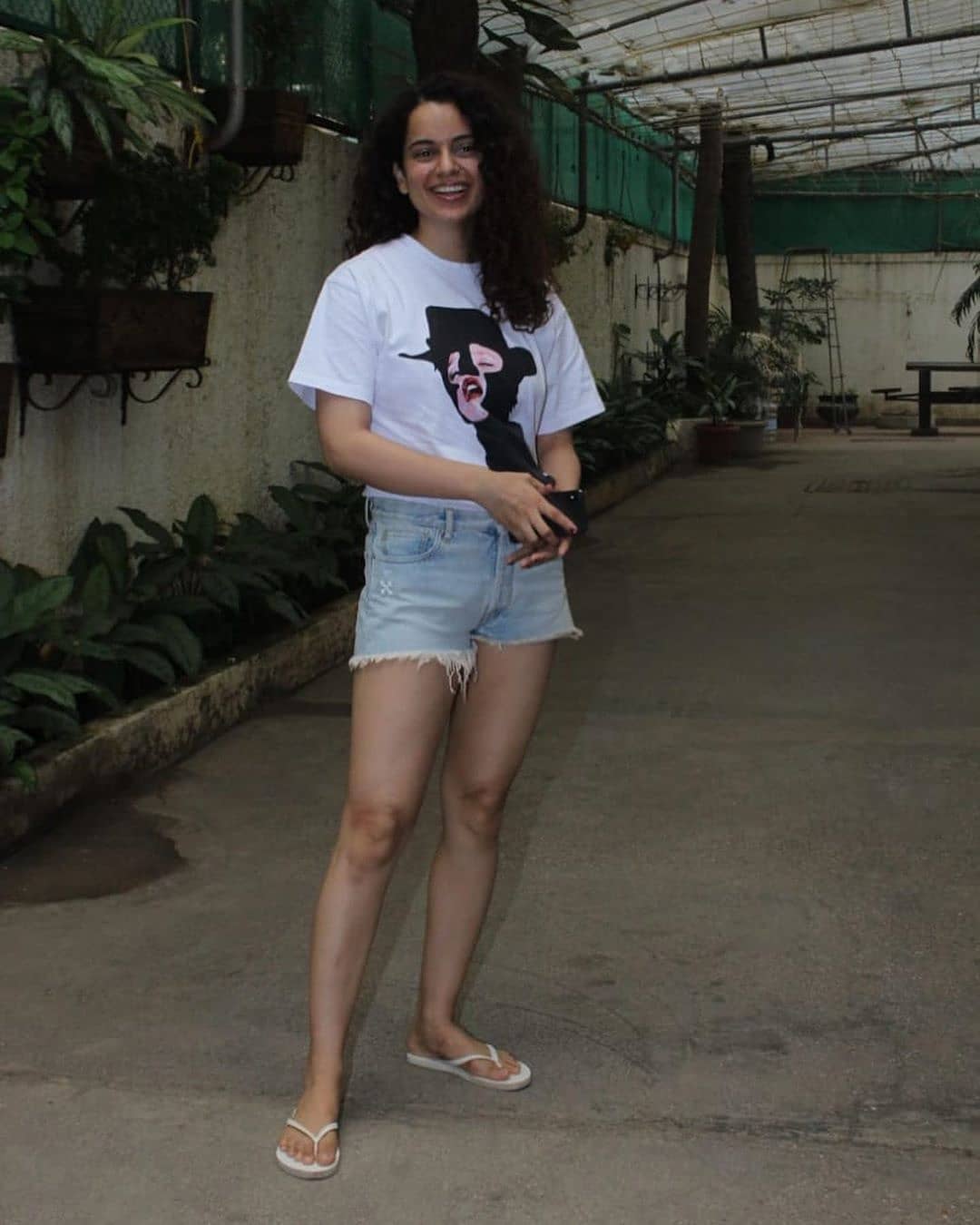 Kangana Ranaut Looking Comft In Short And Sexy Denim