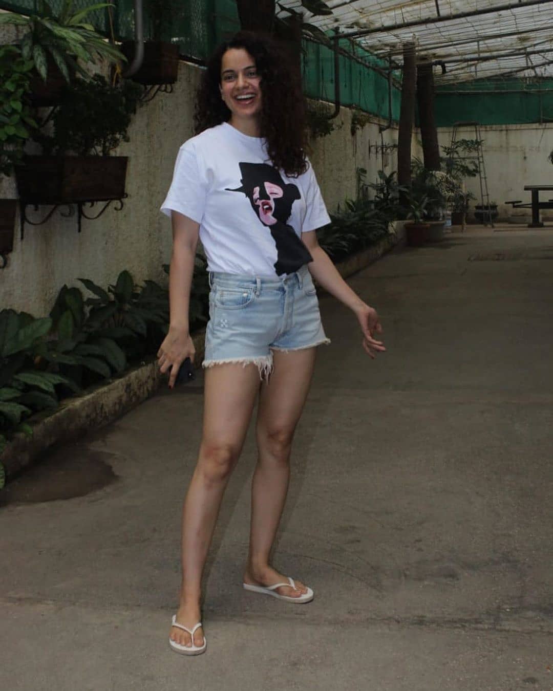 Kangana Ranaut Looking Comft In Short And Sexy Denim