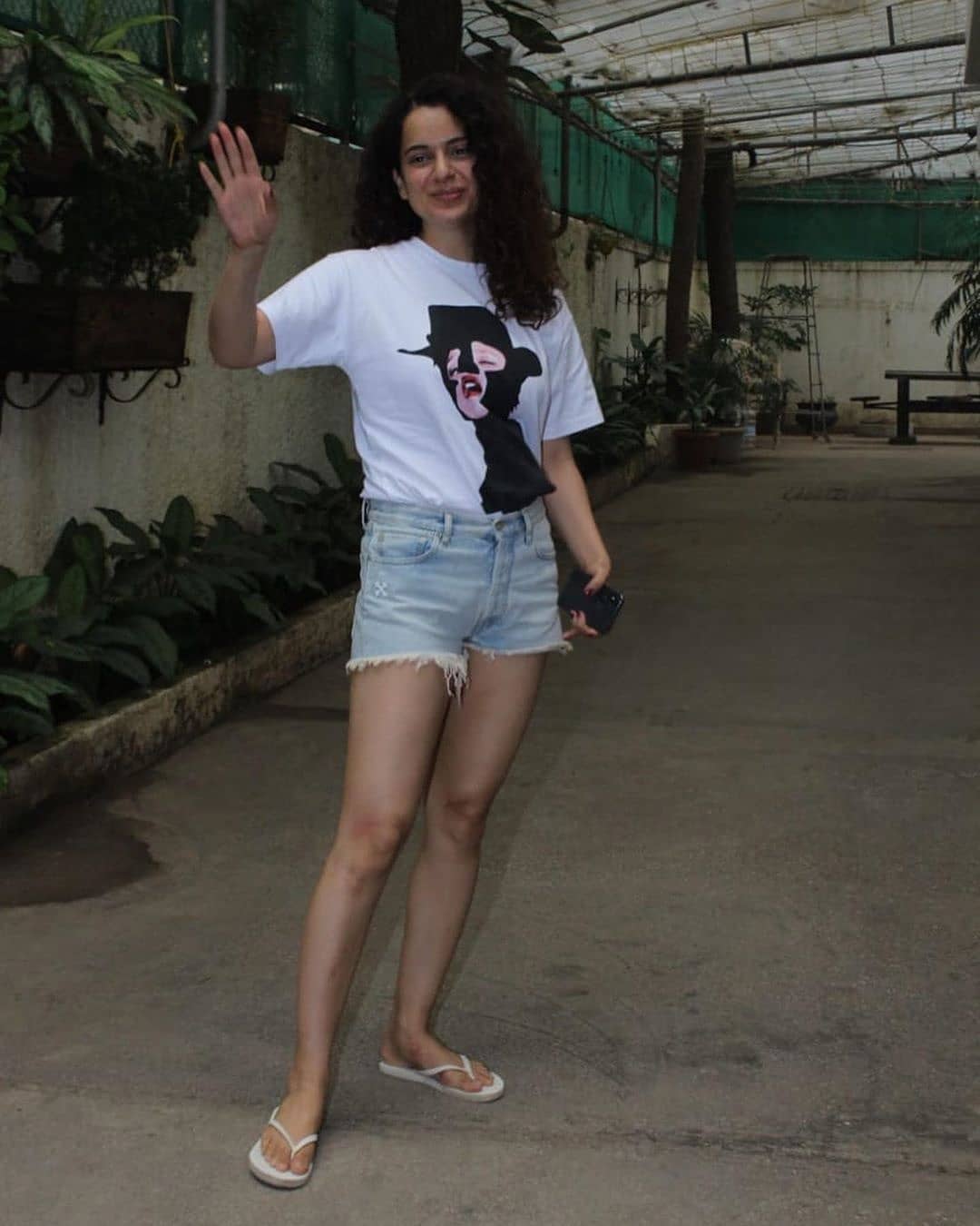 Kangana Ranaut Looking Comft In Short And Sexy Denim