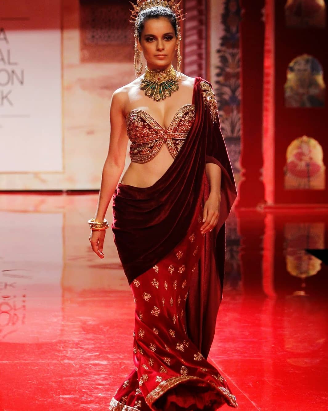 Kangana Ranaut Sexiest Cleavage Show On The Ramp