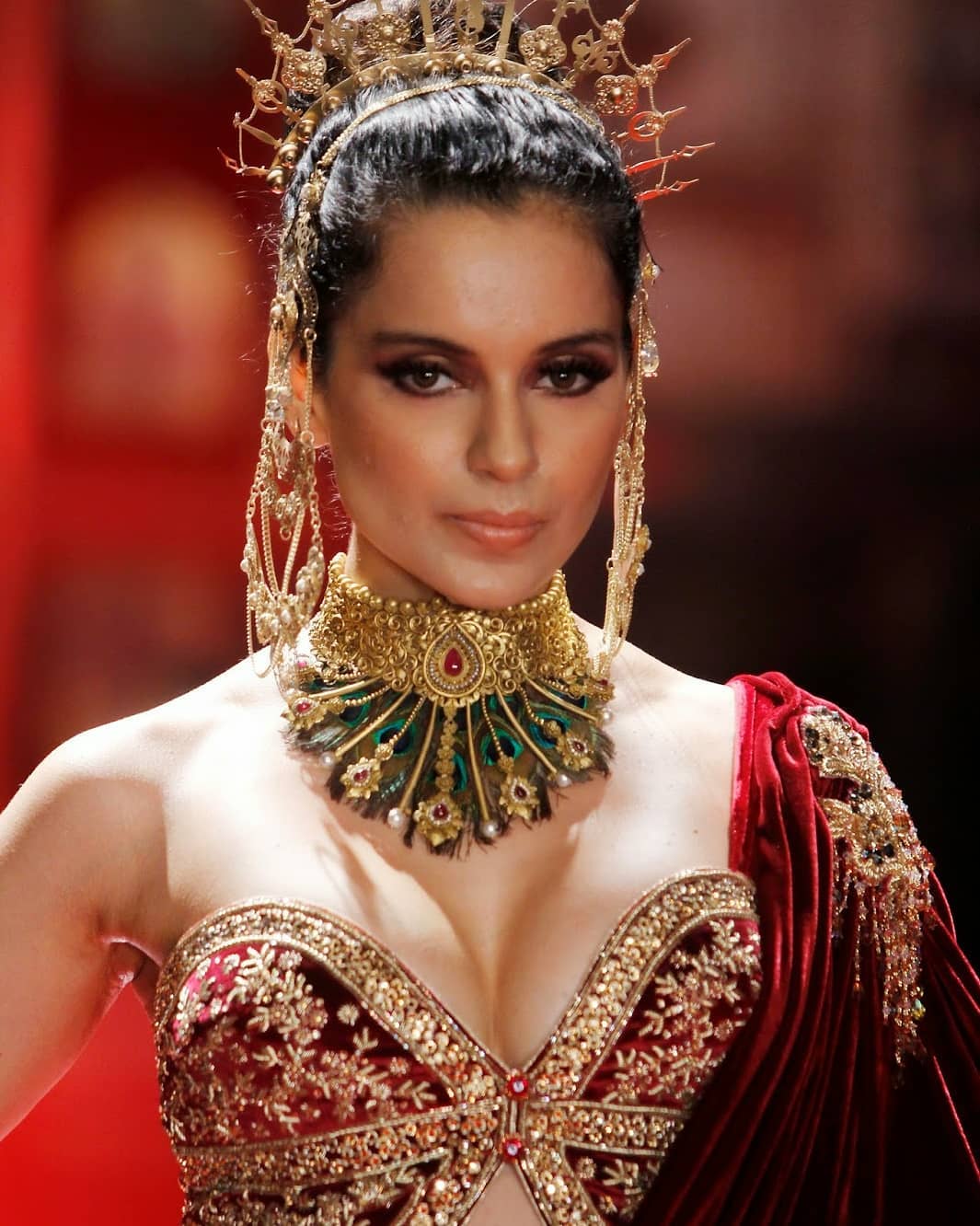 Kangana Ranaut Sexiest Cleavage Show On The Ramp