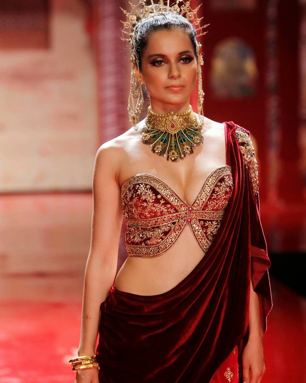 Kangana Ranaut Sexiest Cleavage Show On The Ramp