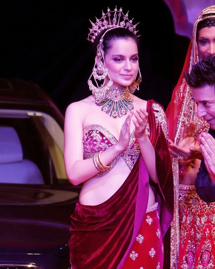 Kangana Ranaut Sexiest Hot Cleavage Show On The Ramp