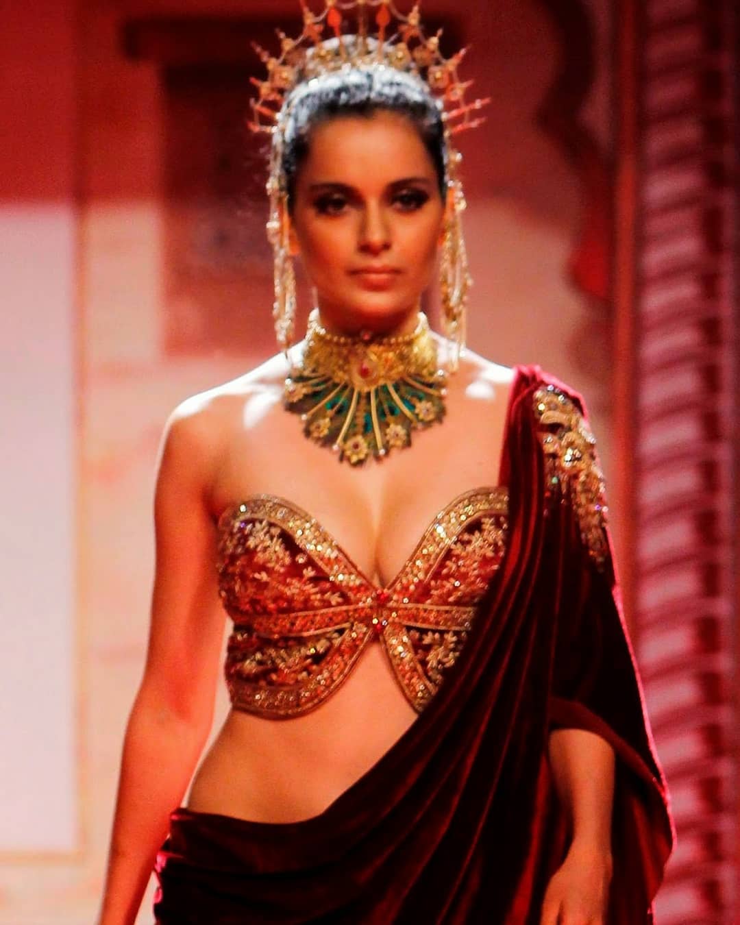 Kangana Ranaut Sexiest Hot Cleavage Show On The Ramp