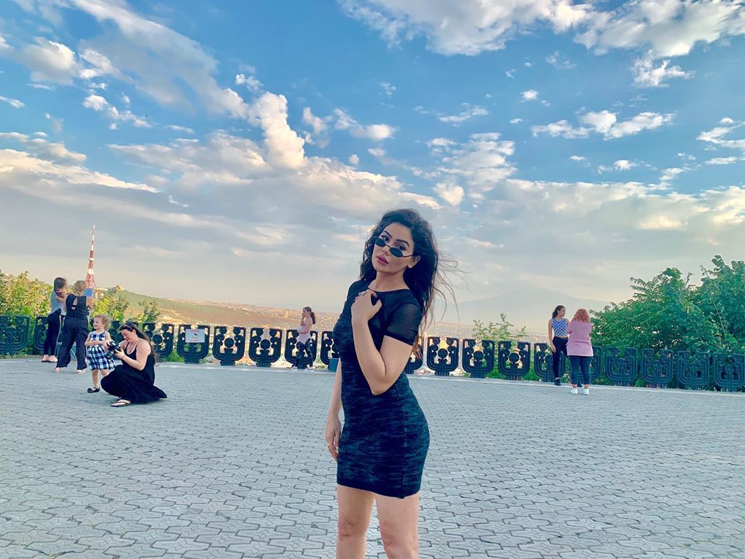 Kangna Sharma Shows Sexy Thighs During Her Vacation To USA